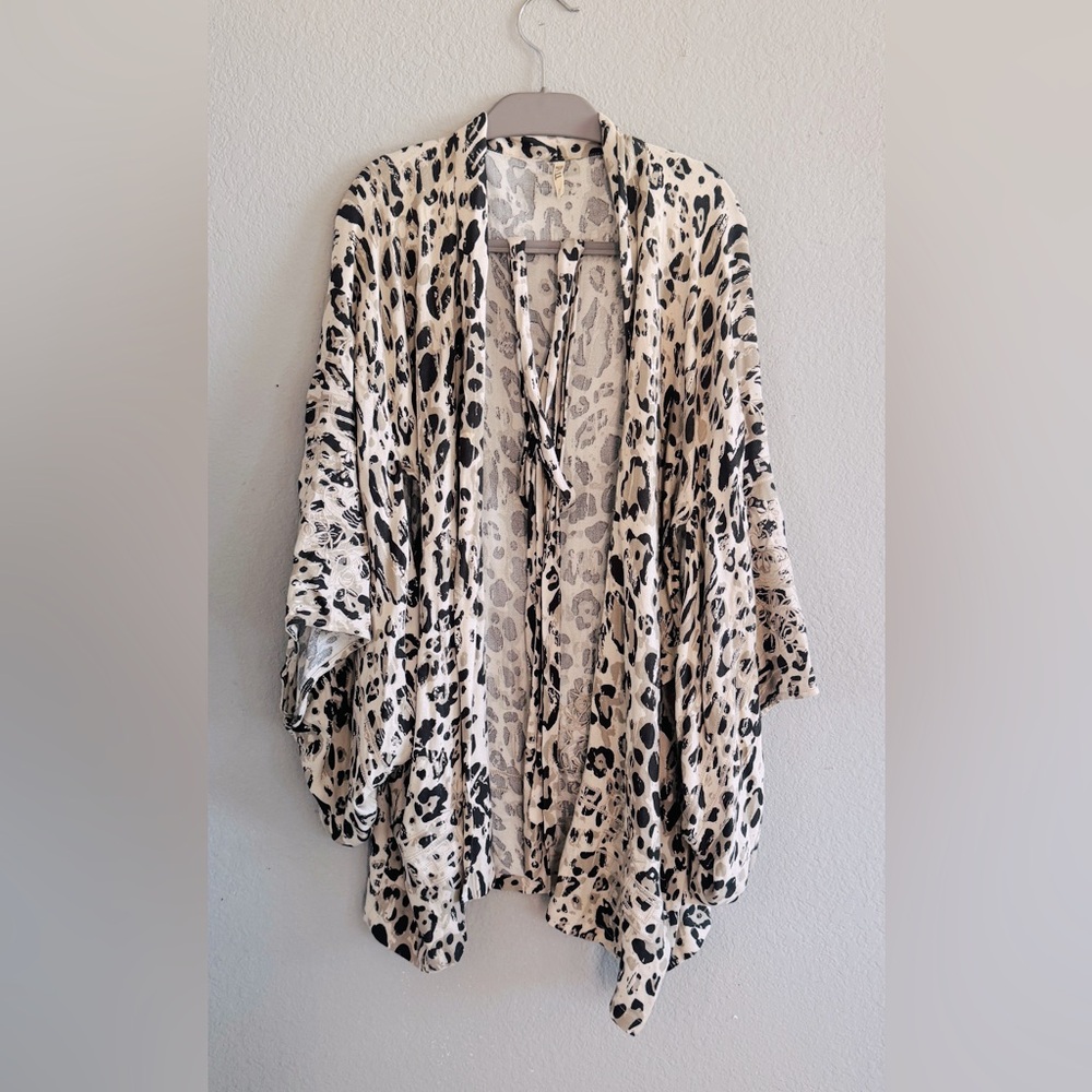 Spell wild ones kimono short duster one size cheetah. Rare